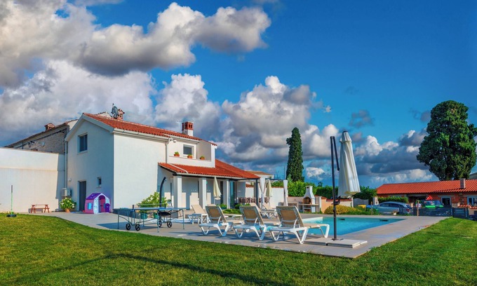 Butkovici House | Charming villa with pool for 7 people