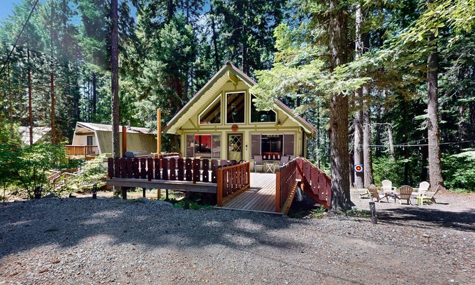 Roslyn Ridge Cabin | Charming vintage lodge with fireplace, deck & grill - walk to Lake Cle Elum