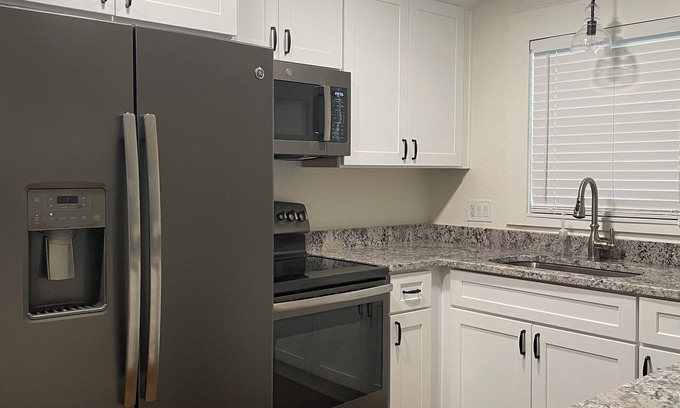 Lawsona - Fern Creek Apartment | Charming Walkable Attic Bungalow near Lake Eola with Full Kitchen