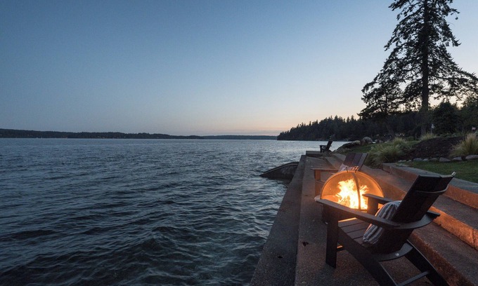 Poulsbo House | Charming Waterfront Getaway w Pickleball, SUP, BBQ