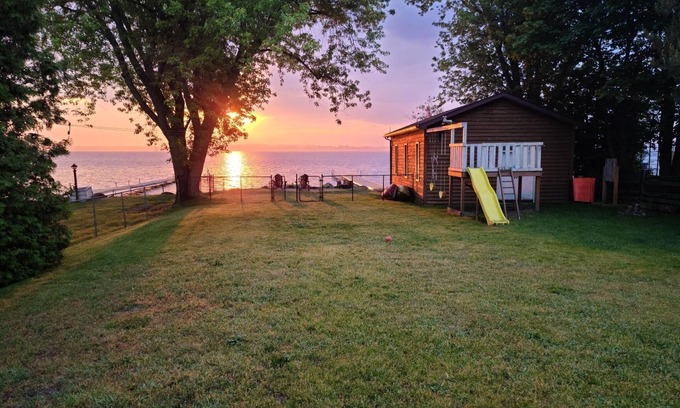 Innisfil House | Charming Waterfront Lakehouse Innisfil Cooks Bay 45 min from GTA !