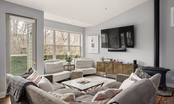 Basalt Apartment | Charming Willits Townhome