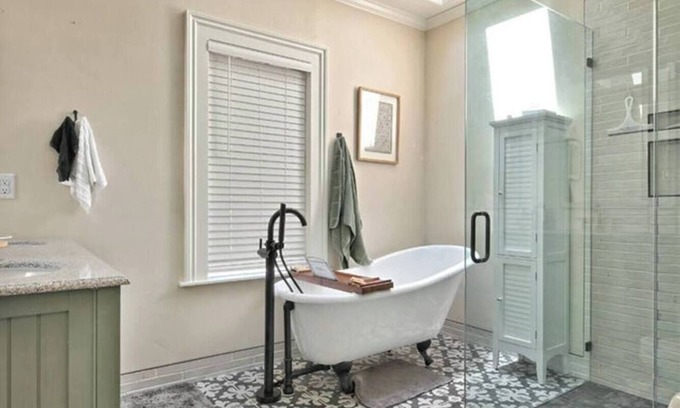 Medford House | Charming Wine Country Carriage House – 2BR/2BA near Jacksonville Peaceful retreat in the heart of Southern Oregon wine country. Private, comfy, and perfect for couples or friends. Close to wineries, trails & historic Jacksonville.