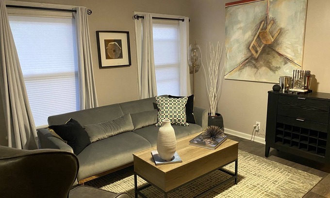 Mill River Apartment | Charming Wooster Square flat - Walk to Pizza & Yale! - FREE Parking & Laundry
