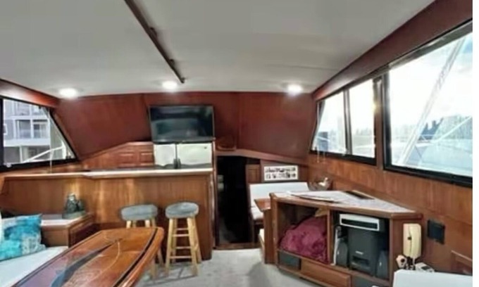Stuart Boat Rental | Charming Yacht in lovely Stuart Queen Master Room with Full Bathroom & Smart TV