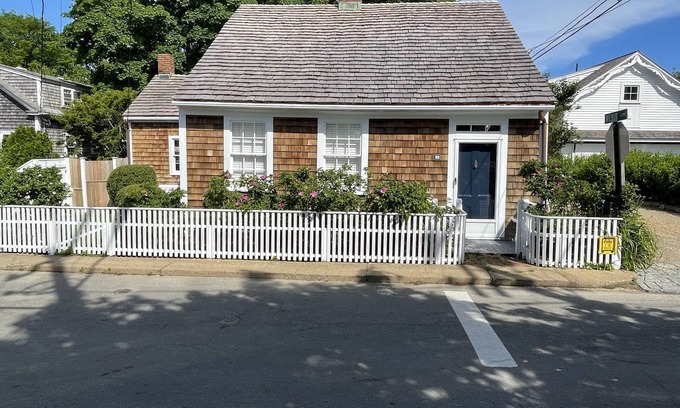 Edgartown House | Charming1700's Edgartown Village Cottage 5 Minute walk to Downtown