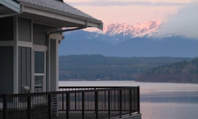 Poulsbo House | Charmingly Elegant High Bank Waterfront Home