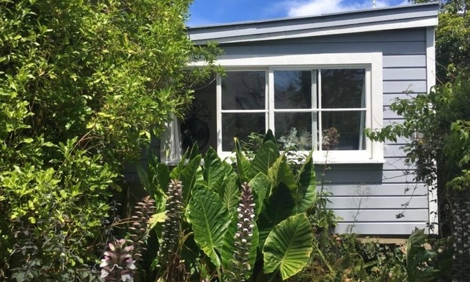 Richmond Cabin | Charnwood Cottage - peaceful and private