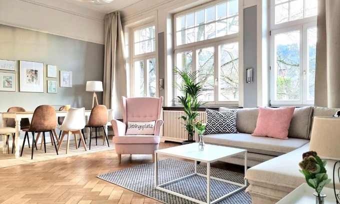 Hamelin Apartment | Charysma - Jugendstil trifft Moderne, Schlafzimmer mit Smart-TV, Tischfussball, Darts, Parkplatz