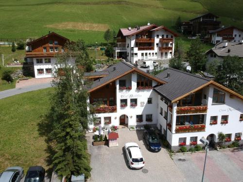 Ravaisch Apartment | Chasa Val Bella