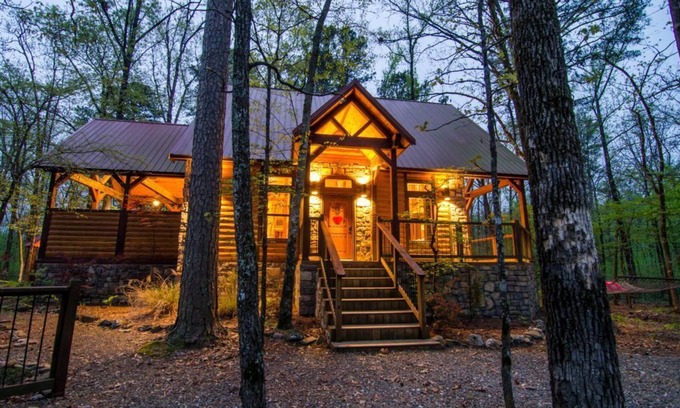 Broken Bow Cabin | Chasing Fireflies is a perfect couple cabin-KING. Pool Table, Hot Tub, Jacuzzi