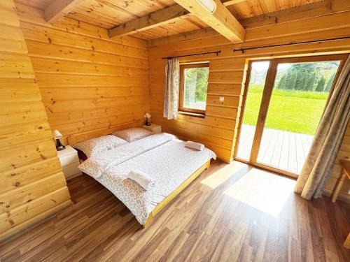 Ustrzyki Dolne Cabin | Chata Wilka - całoroczny dom z bali na wyłączność z 3 sypialniami