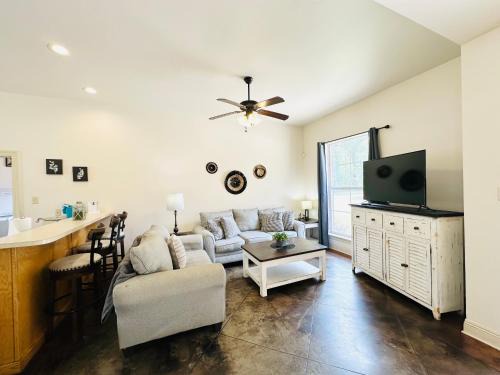 Pine Grove Apartment | Chateau 17