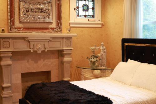 Connellsville Hotel | Chateau Connellsville Art Deco Suite