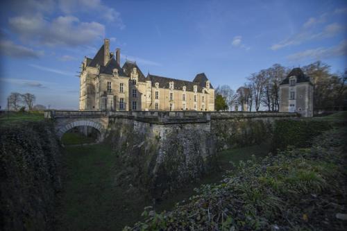 Vernantes Apartment | Chateau De Jalesnes