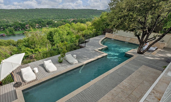 Austin House | Chateau Lake Austin