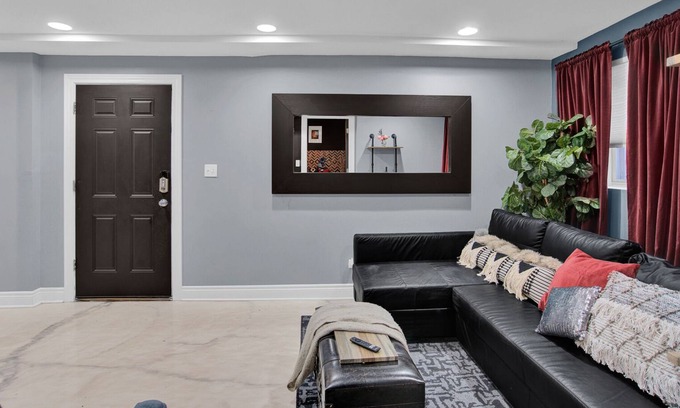 Bronzeville Condo | Chateau Noir - Eclectic 2 BR / 2 BA Condo in the ♥️ of Bronzeville