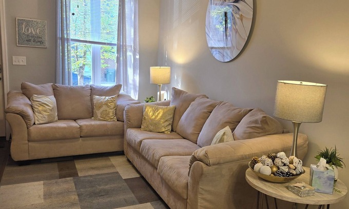 Downtown Baltimore House | ChateauBmore - Charming 2-bedroom townhome in Baltimore with WiFi and AC