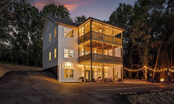 Rossville House | Chatt Vistas|3Story|NEW|6bdr6ba|Theater|Hot Tub
