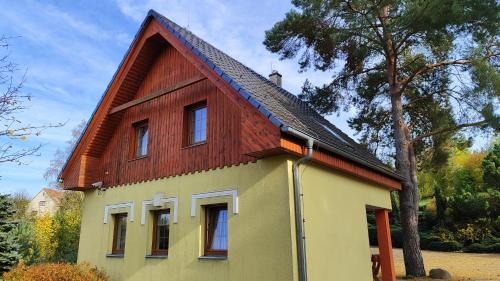 Tyn nad Vltavou Apartment | Chaty Koloděje-ubytování u řeky v soukromém areálu-Yellow