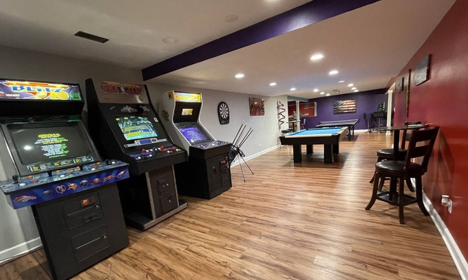 West Des Moines House | CHEAP WEEKDAYS! ARCADE, POOL TBL, PING PONG, HOT TUB, DECK! ACCESS TO POOLS!