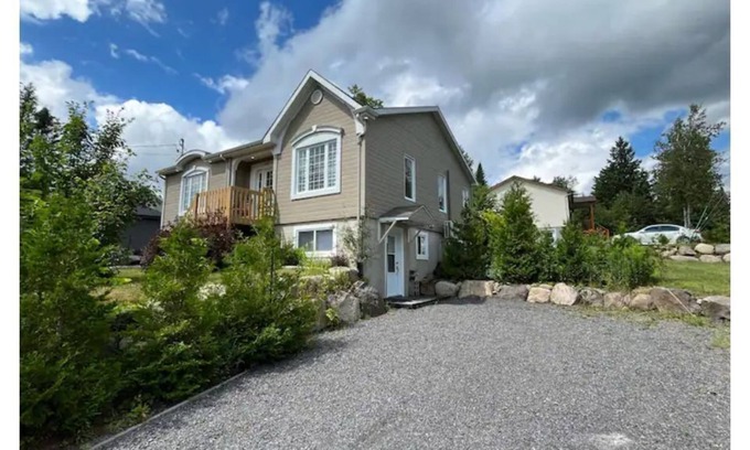 Sainte-Agathe-des-Monts Cottage | Cheerful 5 bedroom cottage