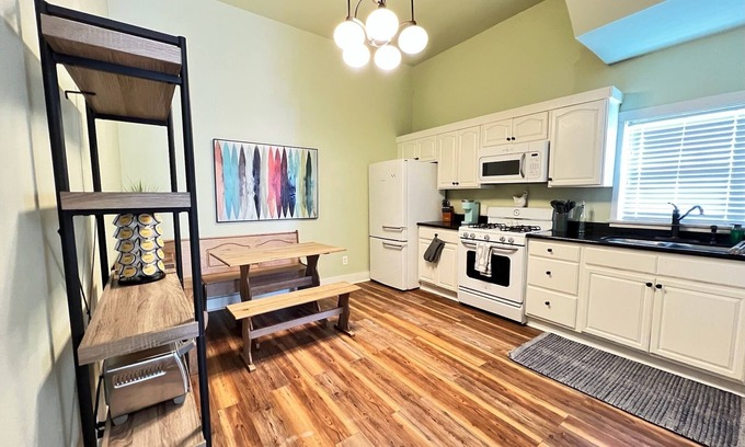 Esplanade Ridge House | Cheerful 1 Bedroom in Mid-City