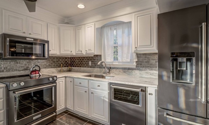 Franconia House | Cheerful 1 BR with private Bathroom in a house