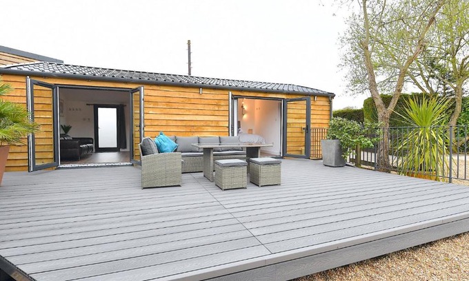 Guildford House | Cheerful 1BD Cottage with Parking Nr Guildford
