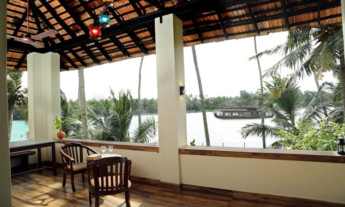 Perinad Cottage | cheerful 2-bedroom cottage overlooking the lake