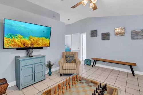 Sebastian Highlands House | Cheerful 2 bedroom that is close to the water