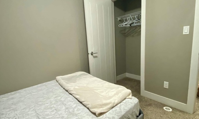 Northeast Edmonton House | Cheerful 2 Private Bedrooms