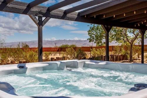 Joshua Tree House | Cheerful 2bedroom home with hot tub and cowboy pool in Joshua Tree