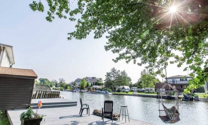 Keswick Cabin | Cheerful 2BR-2Bath Cottage by the Lake, Parking