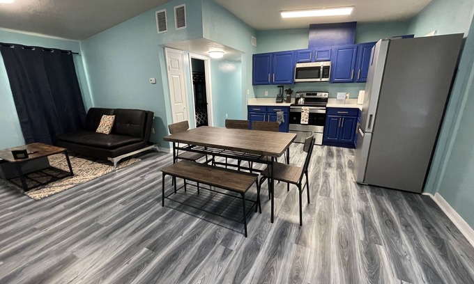 Clear Lake House | Cheerful 3 Bed home w/free parking, Wifi, Full Kitchen & Workstation. Sleeps 9