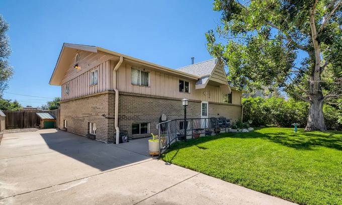 East Old Golden Rd House | Cheerful 3 Bedroom Basement Apartment in Golden
