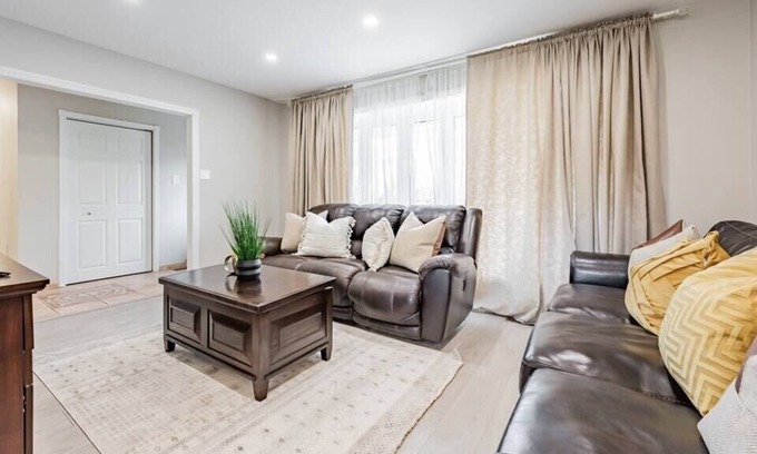 Clarkson-Lorne Park House | Cheerful 3 Bedroom - 2 Bath House Free Parking