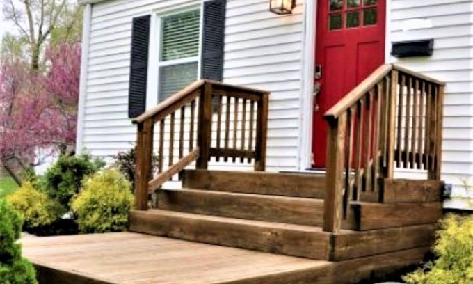 Merriam House | Cheerful 3 bedroom fully renovated cottage home