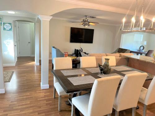 Clearwater House | Cheerful 3 Bedroom Home mins from Clearwater Beach