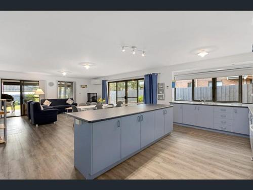 Inverloch House | Cheerful 3 Bedroom House with cozy wood fire.