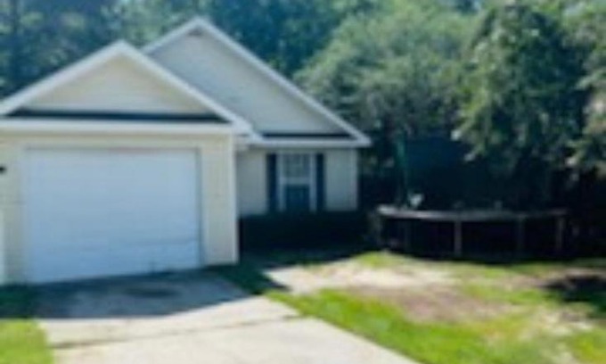 Dothan House | Cheerful 3 bedroom house with fireplace!