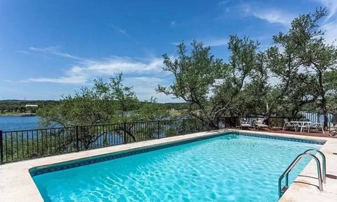 Lakehurst House | Cheerful 3 bedroom lake house with pool