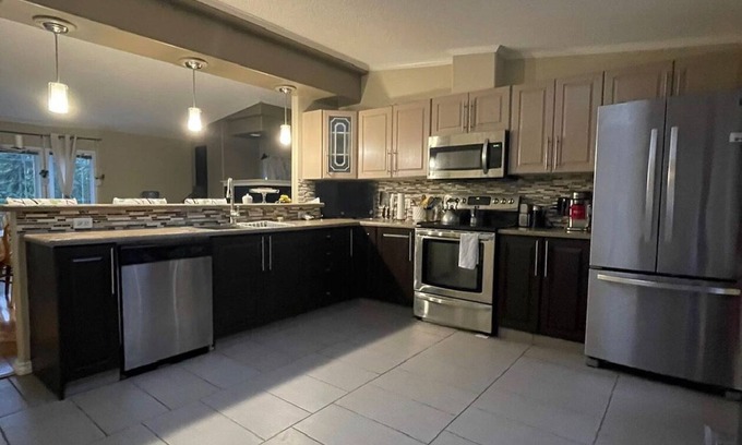 Anglemont House | Cheerful 3-bedroom vacation home