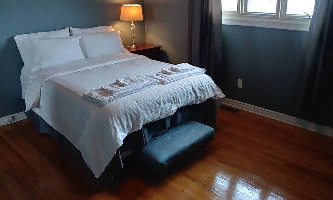Downtown Gatineau House | Cheerful 3 bedrooms Bungalow with kitchen & inground swim pool