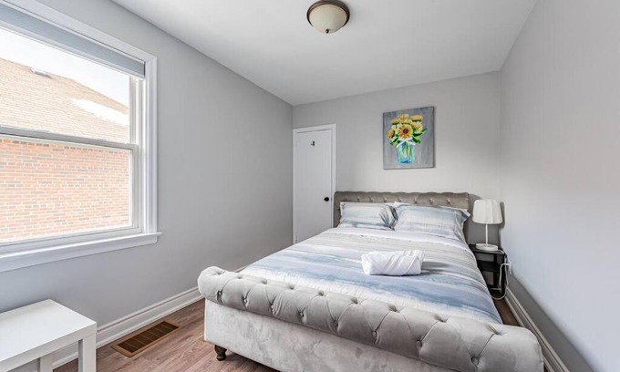 The Queensway Ski Chalet | Cheerful 3 Bedrooms Free Parking (Entire house)