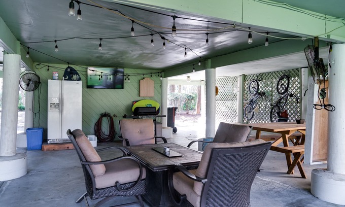 Tarpon Pond House | Cheerful 3BR/2BA Cottage on Golf Course! Amenity Cards! Pet Friendly!