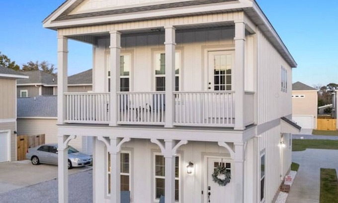South Pensacola House | Cheerful 3BR close to downtown + double balcony