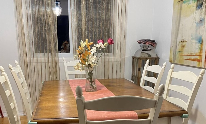 Brossard House | Cheerful 4-bedroom Bunglow with free parkings and best location