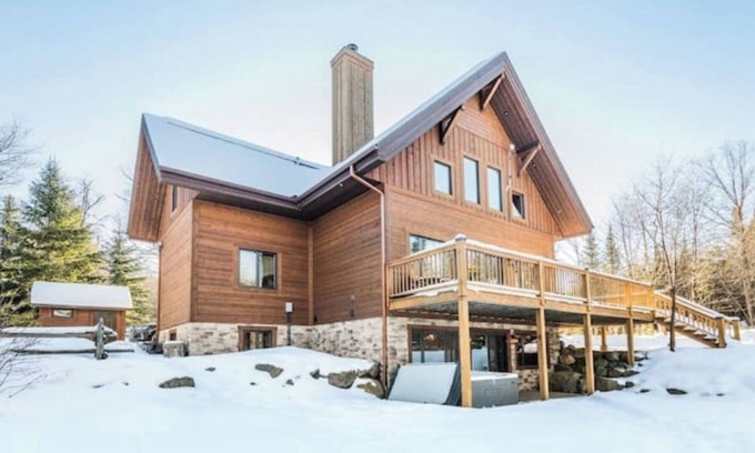 Val-des-Lacs Ski Chalet | Cheerful 4 bedroom chalet with hot tub
