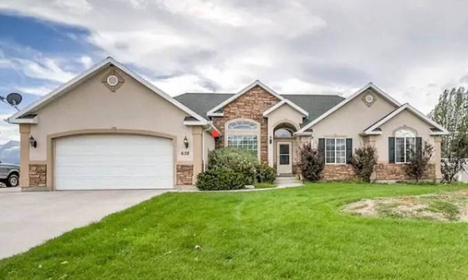 Heber House | Cheerful 4-Bedroom home with an interior fireplace
